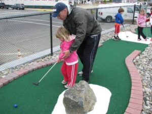 mini-golf-dad-with-daughter