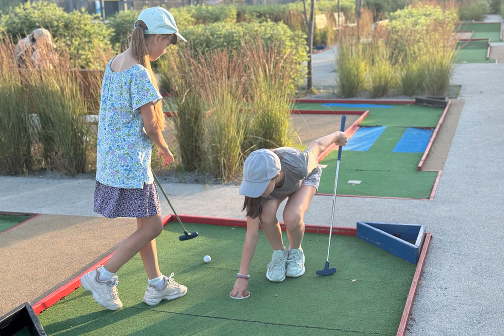 Edutainment: How Mini Golf Enhances Learning For School Trips