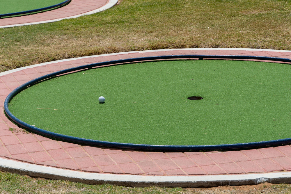 How Hotels Can Benefit From On-Site Mini Golf Course Construction